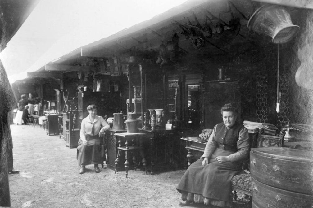 Beim Standl Kernbichler konnte man um 1910 Möbel und anderen Hausrat kaufen