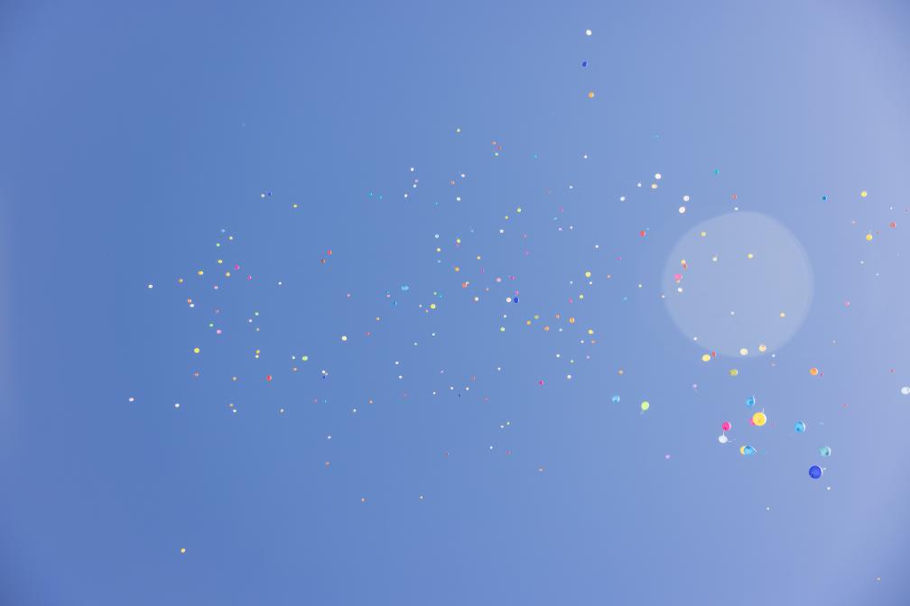 Hunderte Luftballons stiegen zur Eröffnung in den wolkenlosen Himmel 