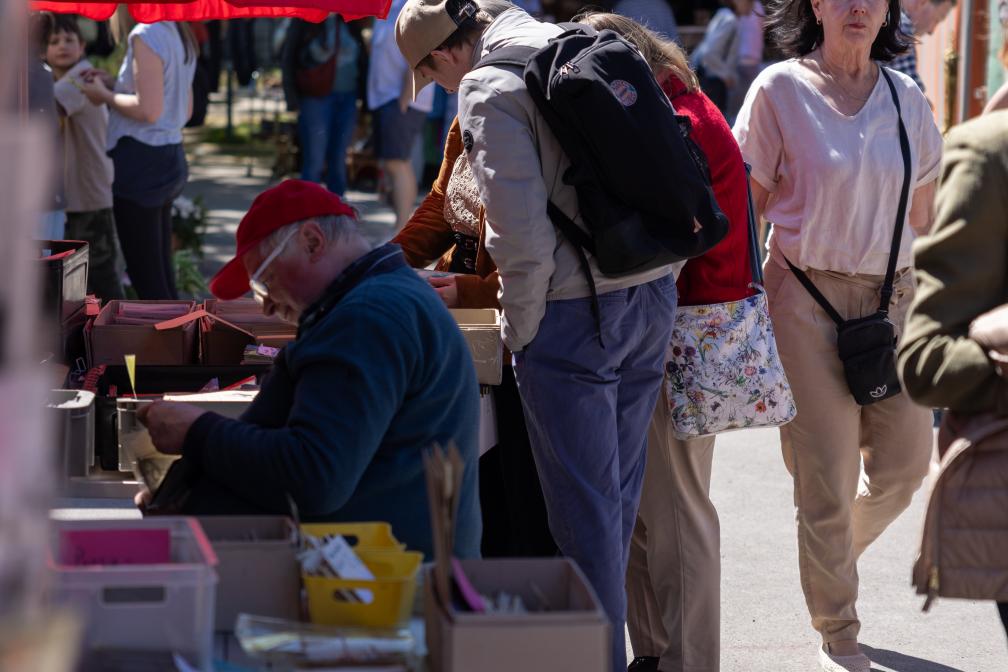 Menschen stöbern auf der Maidult 