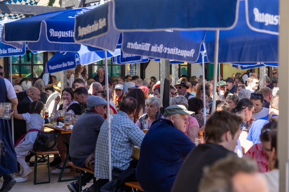 Die Biergärten der Dult waren bei warmen Frühlingswetter bestens besucht