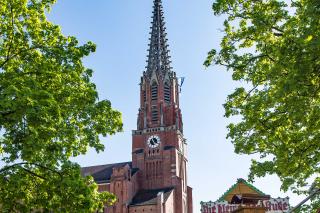 Mariahilfkriche Auer Dult Das Wahrzeichen der Au ist die Mariahilfkirche auf dem zentralen Platz des Viertels, dem Mariahilfplatz