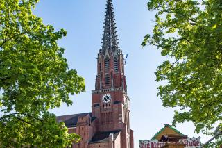 Das Wahrzeichen der Au ist die Mariahilfkirche auf dem zentralen Platz des Viertels, dem Mariahilfplatz