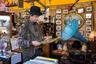 Besucher stöbert in alte Schallplatten Besucher stöbert in alte Schallplatten