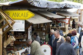 Besucher beim Bummel über die Auer Dult