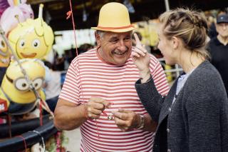 Mann rascht mit Besucherin auf der Auer Dult