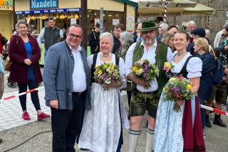 Wirtschaftsreferent Clemens Baumgärtner mit Vertretern des Trachtenvereins 