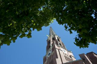 Mariahilfkirche am Mariahilfplatz vor blauem Himmel 