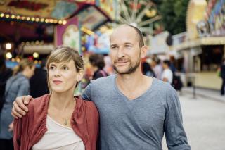 Besucher auf der Auer Dult Mann und Frau schlendern über das Marktgelände