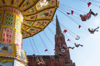 Kettenkarussell auf der Auer Dult vor der Mariahilfkirche