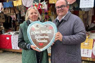 Katharina Palumbo wird von Wirtschaftsreferent Clemens Baumgärnter für 25 Jahre auf der Auer Dult geehrt Katharina Palumbo wird von Wirtschaftsreferent Clemens Baumgärnter für 25 Jahre auf der Auer Dult geehrt