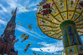 Auer Dult Kettenflieger vor der Mariahilfkirche