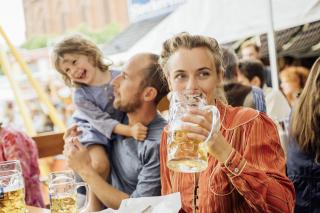 Famile auf der Auer Dult im Biergarten