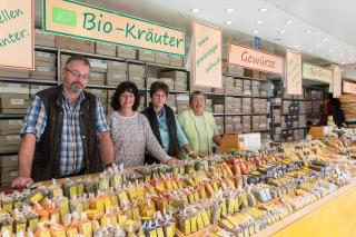 Marktstand von Gewürze Gedrich mit Gewürzmischungen, Kräuter und Tees