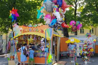 Spielwarenstand von Dennis Höller und Karl Judenhofer Spielwarenstand von Dennis Höller und Karl Judenhofer mit Heliumluftballons