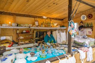 Marktstand von Barbara Köhler auf der Auer Dult mit Gebrauchtwaren, Trödel und Antiquitäten