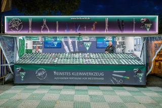 Heiko Wild GmbH Marktstand mit kosmetischen und chirurgischen Instrumenten und Kleinwerkzeug