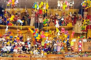 Markstand Hermann Binzer Auer Dult Marktstand mit Kunstgewerbe, Spielwaren, Ziergegenstände, Hand- und Fingerpuppen