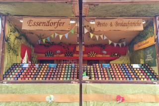 Marktstand der Essendorfer Genussschmelzerei GmbH Marktstand mit Dipsaucen und Brotaufstrichen von der Essendorfer Genussschmelzerei GmbH