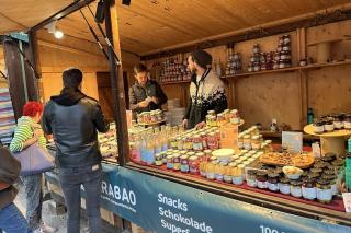 Stand von tarabao.bio mit Bio-Nüssen und Snacks im Pfandglas