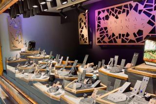 Minimal Stones Stand mit handgeschliffenen Edelsteinen, Ringen, Armbändern und Ohrensteckern