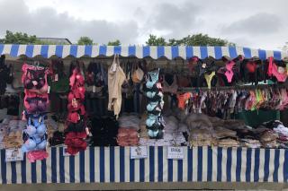 Marktstand von Elfriede Jelinek Marktstand von Elfriede Jelinek mit großer Auswahl an Damenmode