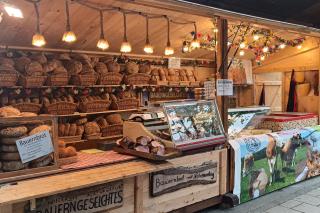 Standl von Georg und Aiko Röpel Stand mit Bauernbrot und Geräucherten