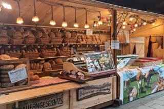 Stand mit Bauernbrot und Geräucherten 