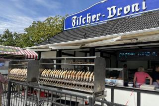 Steckerlfisch Fischer Vroni Auer Dult Steckerlfische von der Fischer Vroni auf der Auer Dult
