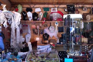 Tricia Leonard Vintage Standl von Tricia Leonard mit Taschen, Knöpfe, Kurzwaren, Spitzen und Handarbeit.