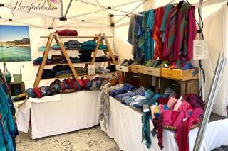 Herzfrohlocken Maria von Daak Marktstand mit Merino-, Alpaka-, Lamm und Baumwollprodukten
