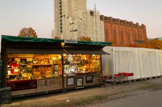 Antiquitätenstand vor der Mariahilfkirche auf der Auer Dult