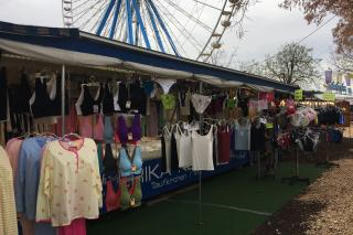Marktstand Erika Kooß Marktstand von Erika Kooß mit verschiedensten Modeartikeln für Frauen.