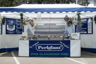 Perlglanz Auer Dult Standl mit Perlglanz-Reinigungsprodukten