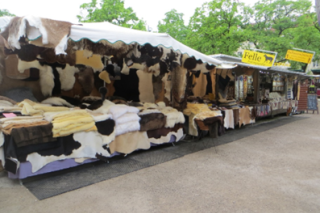 Marktstand mit Lamm und Schaffell-Erzeugnissen