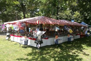 Standl von Christian Benedikter Stand mit Haushaltswaren aller Art