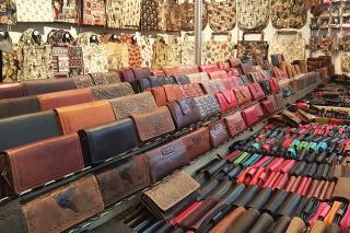 Standl von Gertrud Schuler Stand mit Geldbörse, Rucksäcken und Taschen