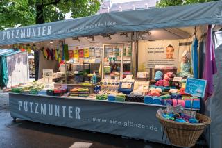Standl Putzmunter auf der Auer Dult Standl Putzmunter auf der Auer Dult mit Haushalts-, Reinigungs- und Pflegemitteln im Angebot