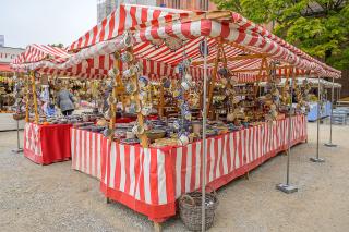 Markthandel Sämmer auf der Auer Dult Markthandel Sämmer auf der Auer Dult mit Bunzlauer Keramik, Licht-Duftkeramik mit Zubehör, Dekorations- und Geschenkartikel