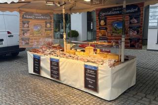 Standl von Tatjana Tränkler Standl von Tatjana Tränkler mit Schwarzgeräuchertes, Käse aus Bayern und französischer Salami