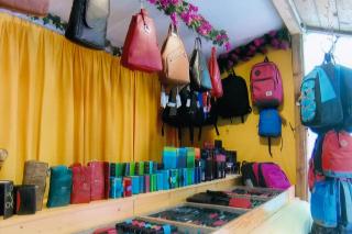 Stand von Edda Driebe mit Lederwaren und Taschen auf der Auer Dult Stand von Edda Driebe mit Lederwaren und Taschen auf der Auer Dult