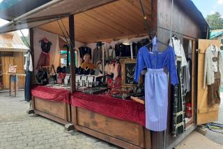 Standl von Petra Kunath auf der Auer Dult Standl von Petra Kunath auf der Auer Dult mit Huttaschen, Vintage-Trachten und Schmuckartikeln