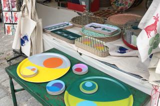 Der Standl der Vier Werkstätten Der Standl der Vier Werkstätten mit Kunsthandwerk mit Papier und Linoldrucken