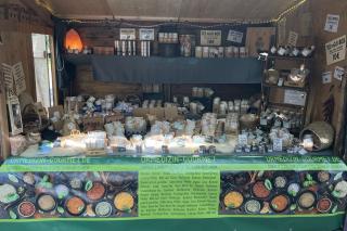 Urmedizin Gourmet auf der Auer Dult Stand von Urmedizin Gourmet auf der Auer Dult mit Gewürzen, Kräutern und Ölen im Angebot