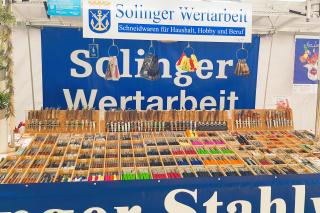 Stand von Josef Schwaiger auf der Auer Dult mit Solinger Stahlwaren Stand von Josef Schwaiger auf der Auer Dult mit Solinger Messern, Scheren und Besteck