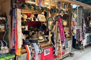 Standl von Anne Bieber Standl von Anne Bieber mit Wollmützen aus Schafwolle, Accessoires und Hüten