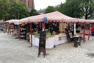 Standl von Blezinger Gebrauchs und Zierkeramik Standl von Blezinger Gebrauchs und Zierkeramik mit dem Warenangebot Namenstassen, Aromaöle und Kochgeschirr