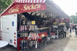 Der Standl von Olga und Oskar Bürstlein Der Standl von Olga und Oskar Bürstlein mit Socken Schürzen, italienische modische Oberbekleidung und Accessoires