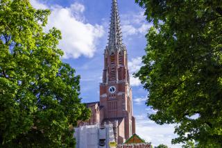 Mariahilfkirche mit Standln der Auer Dult