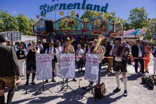 Zur Eröffnung der Dult-Saison 2024 spielten die Oberlinger Musikanten auf. Zur Eröffnung der Dult-Saison spielten die Oberlinger Musikanten auf.