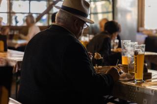 Mann macht Brotzeit im Bierzelt Mann macht Brotzeit im Bierzelt